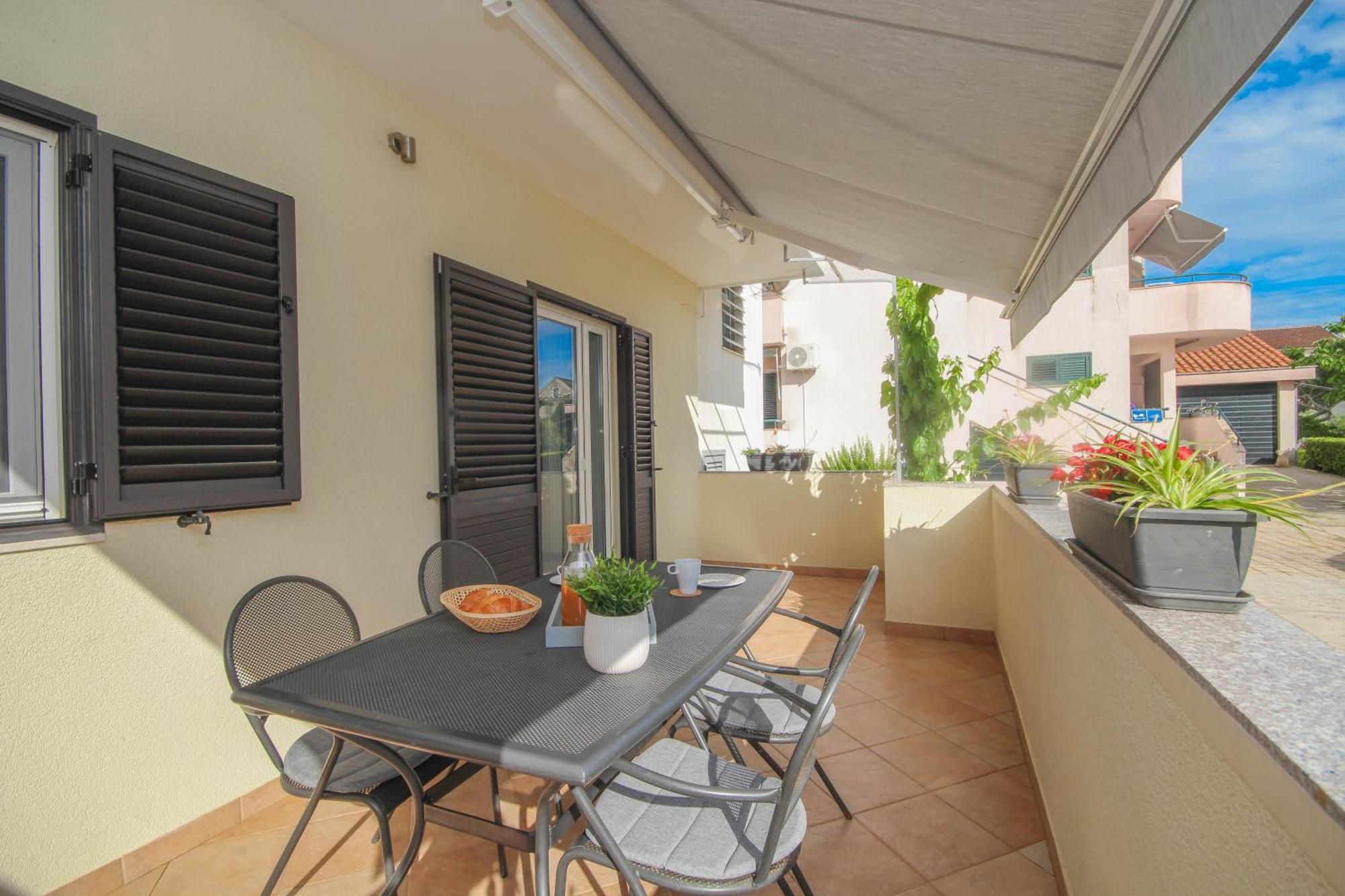 Family Petrov Apartments Vodice Habitación foto